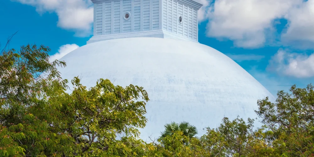 ruwanweliseya-dagoba-buddhist-stupa-tourist-and-pi-2024-10-13-10-08-18-utc